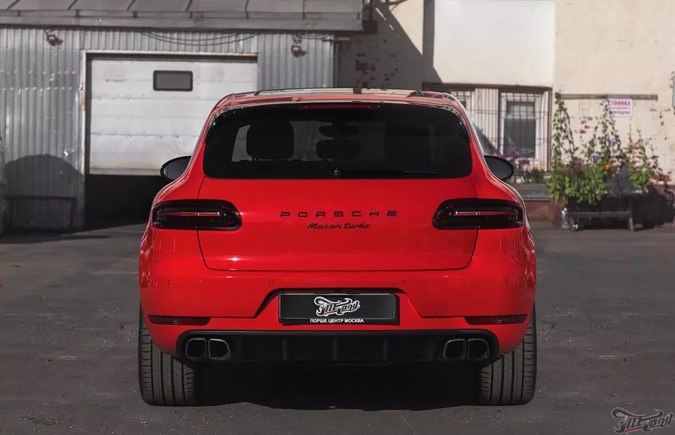 Porsche Macan. Оклейка кузова в красный глянец.